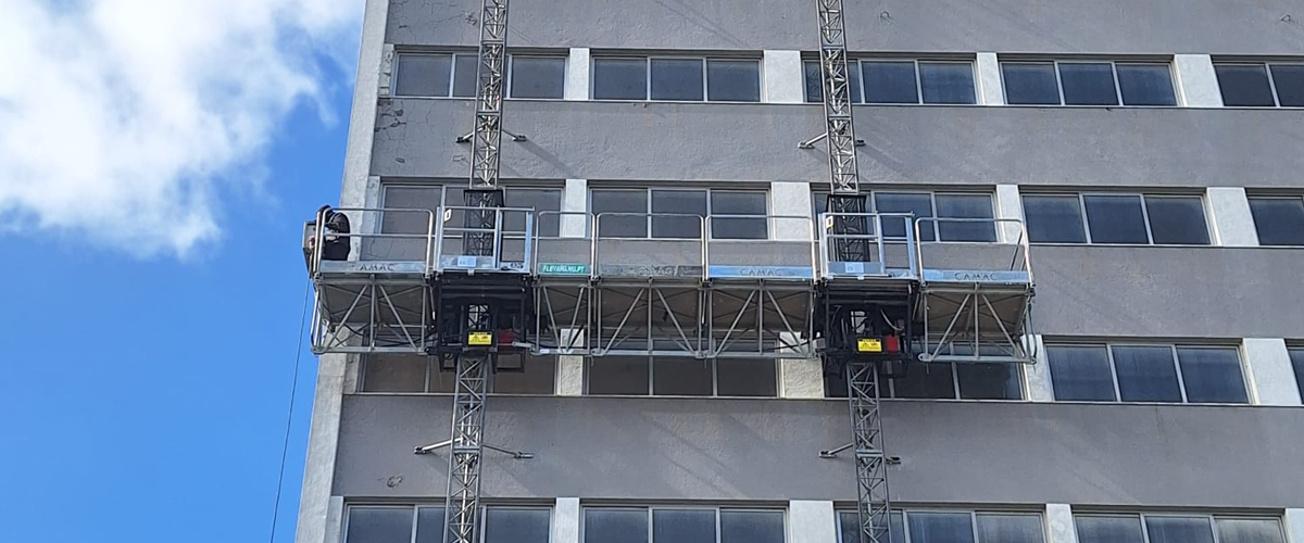 Plataforma bimastro cargas e pessoas