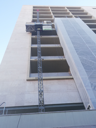 Elevador monomastro